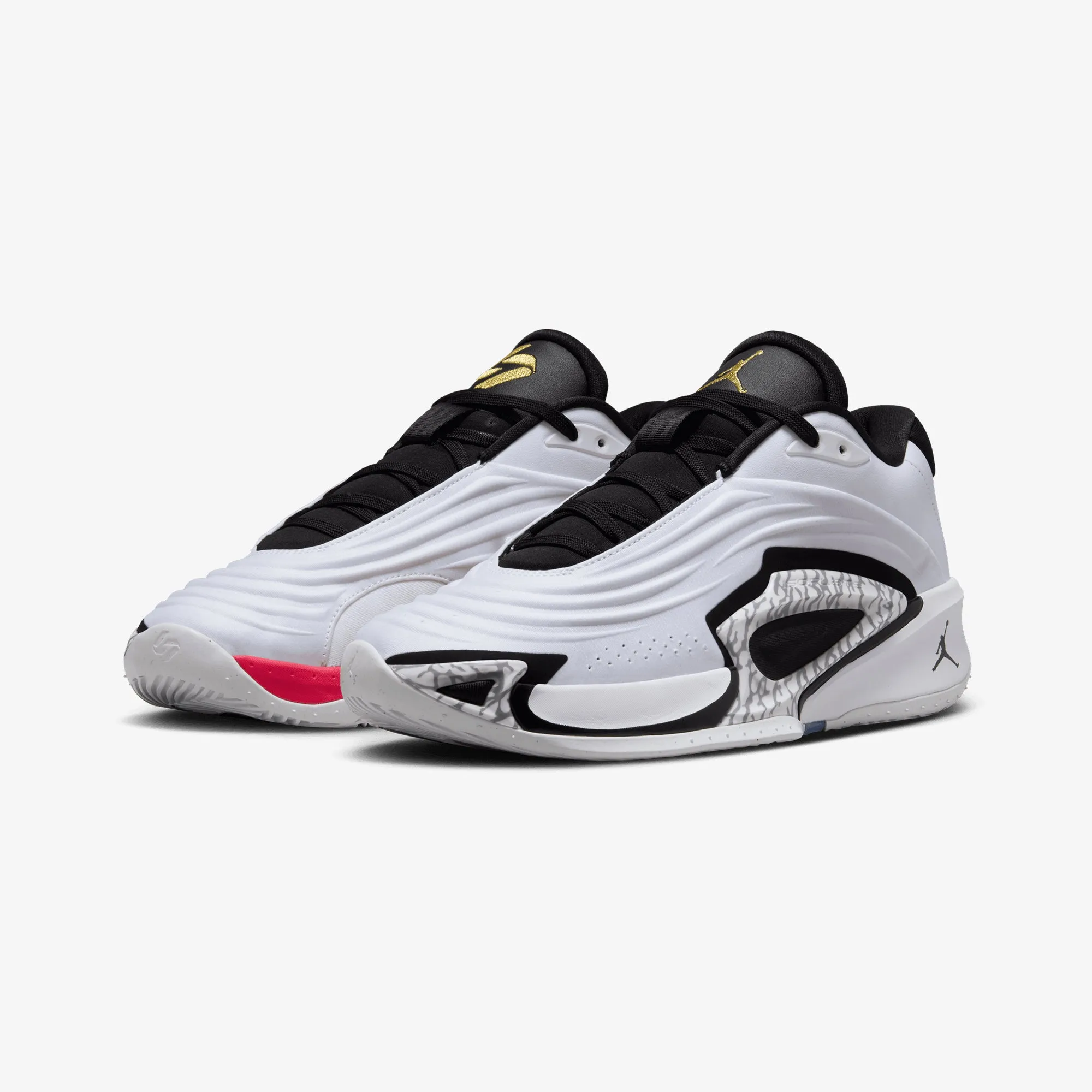 JORDAN | LUKA 3 PF "MOTORSPORT" { WHITE/METALLIC GOLD-BLACK-RED ORBIT