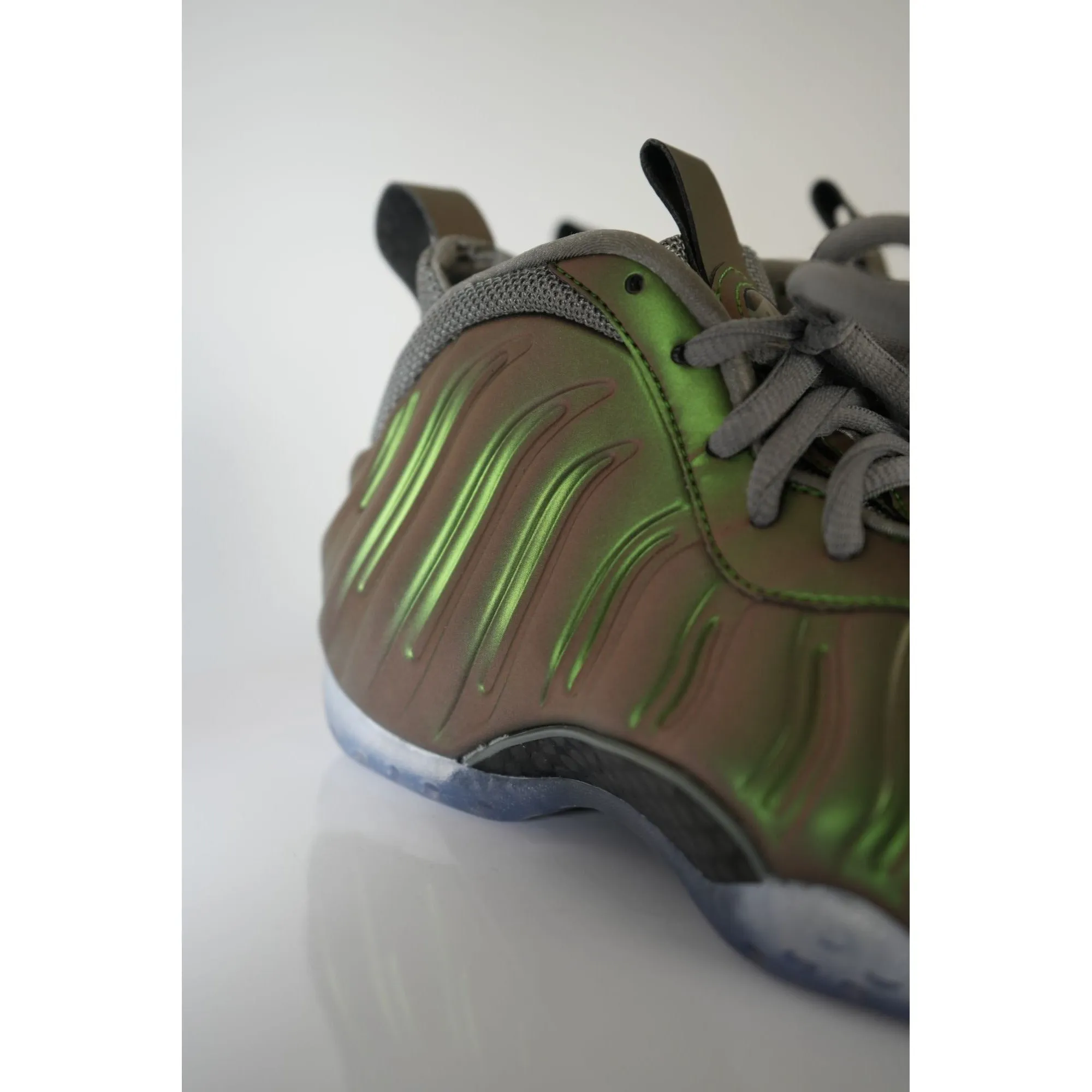 "Retail" Nike Air Foamposite One Iridescent Sneakers AA3963-001 Size 7.5 Women's